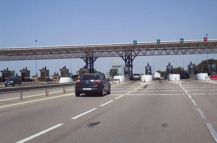 وزارة التجهيز والماء تدعو جميع مستعملي الطرق والطرق السيارة إلى توخي المزيد من الحيطة والحذر نظرا لسوء الأحوال الجوية