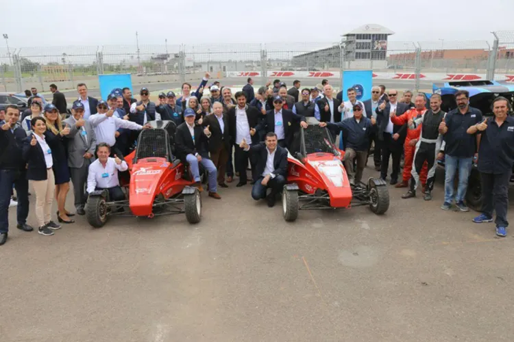 وزارة التربية الوطنية والرياضة توقع اتفاقية شراكة مع الجامعة الملكية المغربية لسباق السيارات