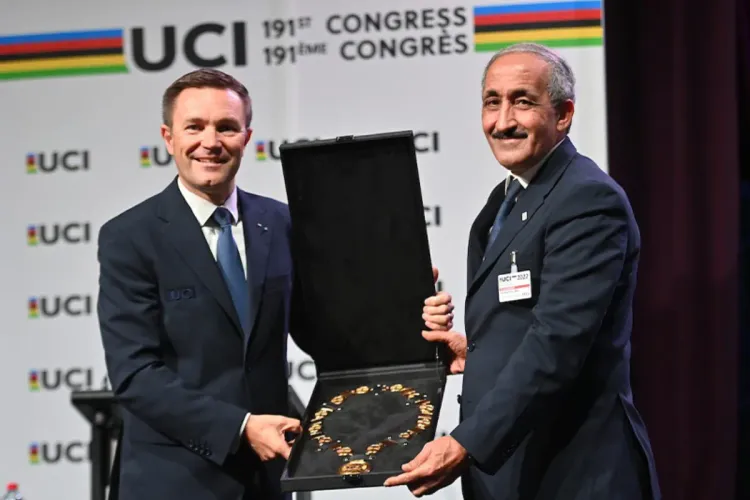 الاتحاد الدولي للدراجات يمنح محمد بلماحي وسام الاستحقاق اعترافاً بخدماته الكبيرة والمتميزة