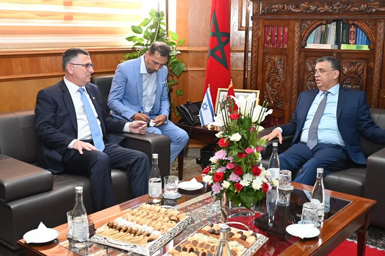 السيد عبد اللطيف وهبي يتباحث مع وزير العدل الإسرائيلي بالرباط
