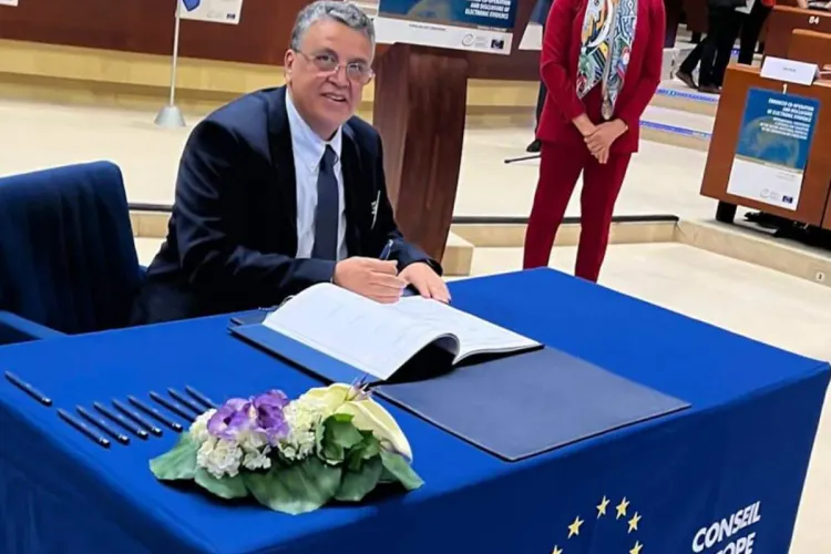 السيد عبد اللطيف وهبي يوقع البروتوكول الإضافي الملحق باتفاقية بوادبست حول محاربة الجريمة الإلكترونية