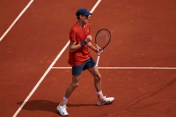 بطولة رولان غاروس لكرة المضرب: الإيطالي سينر يتأهل بسهولة إلى الدور الثاني