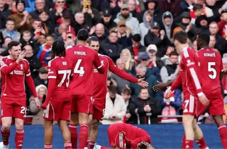 الدوري الإنجليزي.. ليفربول يقترب من المقدمة ومانشستر يونايتد يسقط بثلاثية