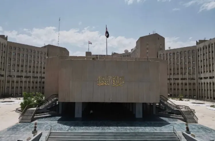 العراق يخفض إنتاج نفط البصرة من 3،3 مليون برميل إلى 900 ألف برميل يوميا