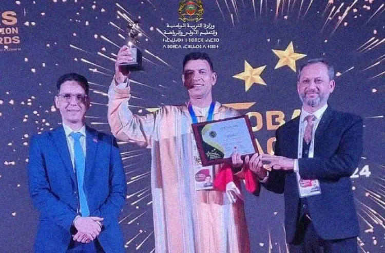 أستاذ مغربي يفوز في إسواتيني بالجائزة القارية الأولى للاتحاد الإفريقي للمدرسين لسنة 2026