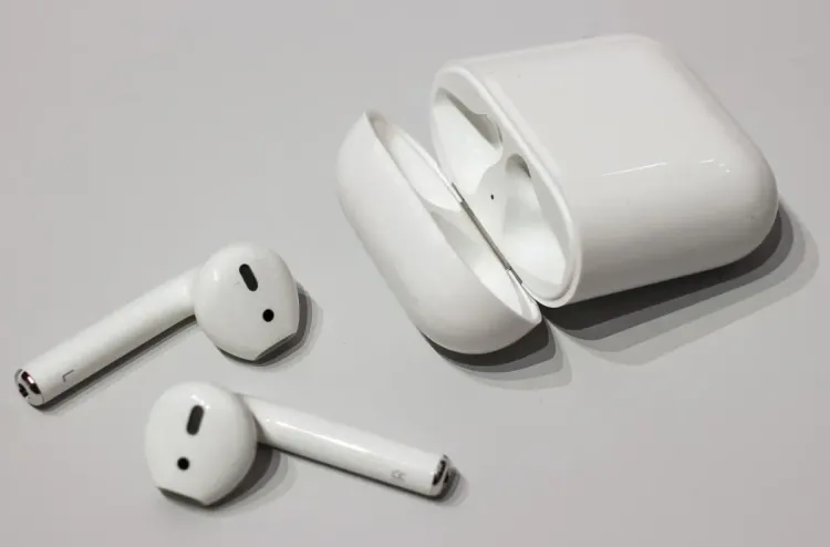 "آبل" تستعد لإضافة الترجمة الفورية إلى سماعات "AirPods"