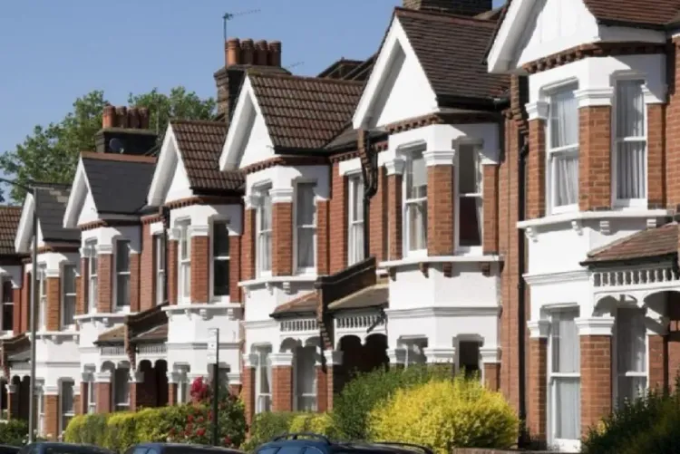أسعار المنازل في بريطانيا تسجل أكبر انخفاض منذ يناير 2024