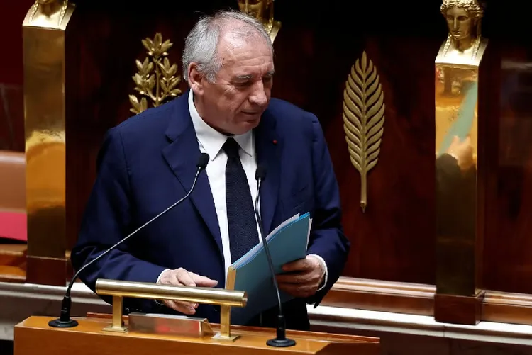 رئيس الوزراء الفرنسي فرنسوا بايرو يقدم استقالة حكومته