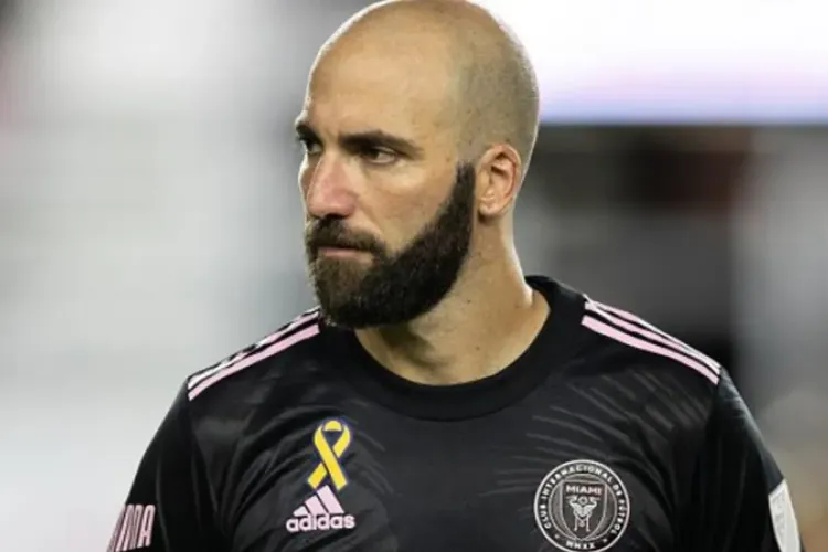 اعتزال الأرجنتيني غونسالو هيغواين