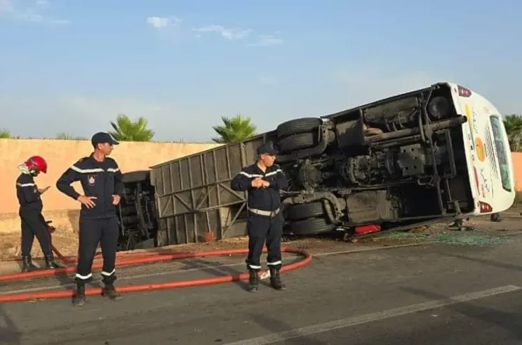 بني ملال: مصرع شخص وإصابة 51 آخرين في حادث انقلاب حافلة لنقل المسافرين