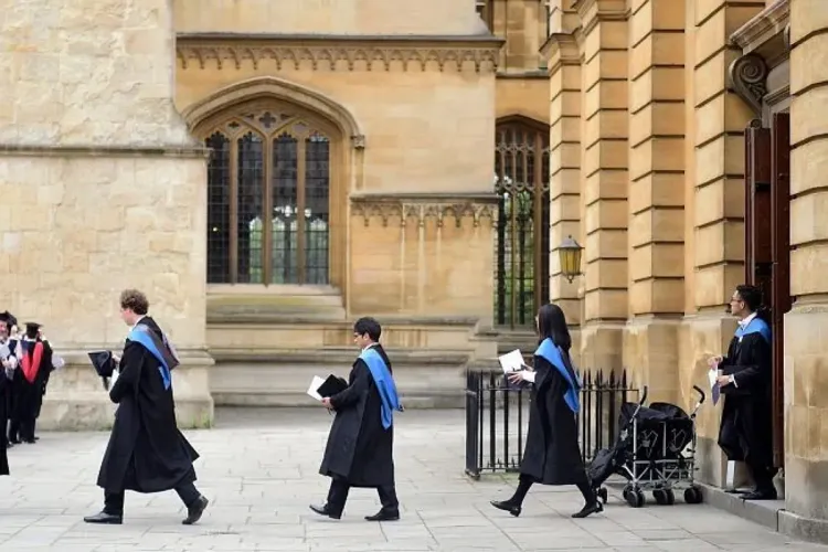 جامعات المملكة المتحدة تواجه أزمة مالية