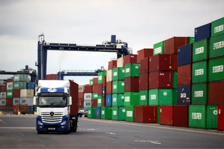 إضراب في أكبر ميناء للشحن في بريطانيا