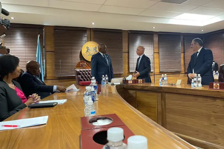 السيد شكيب بنموسى يسلم رئيس جمهورية بوتسوانا رسالة من جلالة الملك محمد السادس