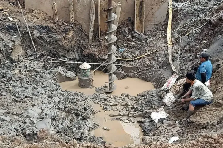 فيتنام ... وفاة طفل سقط قبل أيام في حفرة بعمق 35 مترا