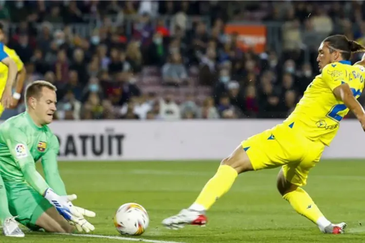 بطولة إسبانيا: برشلونة يفشل بمصالحة جماهيره بسقوطه أمام قادش