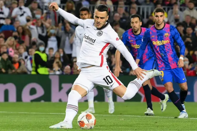 عاجل يوروبا ليغ: أينتراخت فرانكفورت يقصي برشلونة ويبلغ نصف النهائي