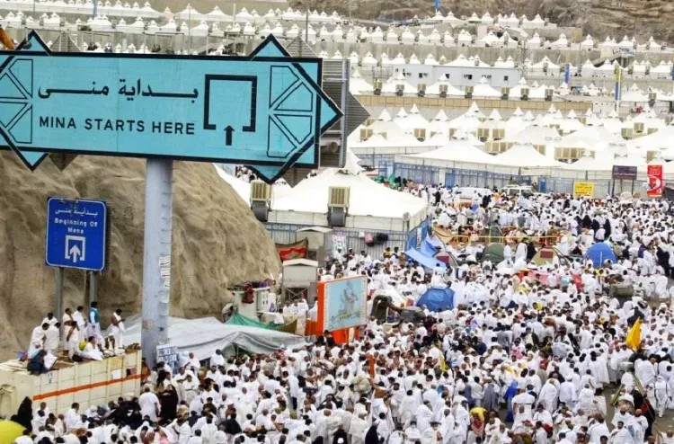 حجاج بيت الله الحرام يتوافدون إلى مشعر منى لقضاء يوم التروية