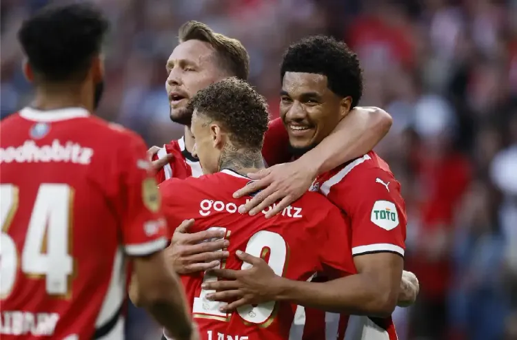 الدوري الهولندي.. آيندهوفن يحسم القمة أمام أياكس بثلاثية