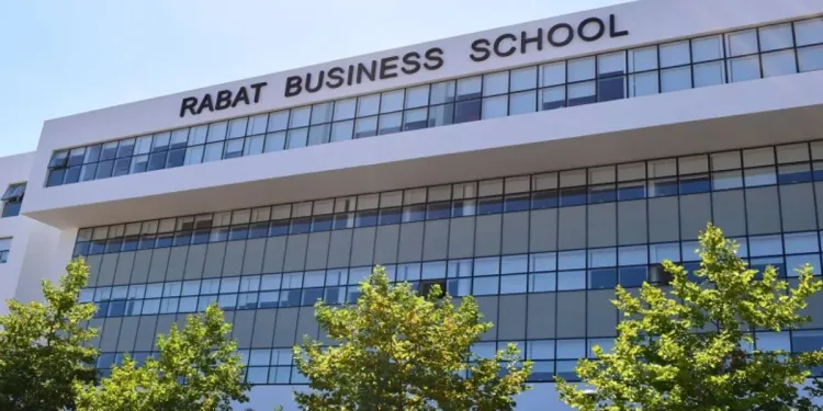 مدرسة الرباط لإدارة الأعمال تحتفي بخريجي برامج التكوين المستمر