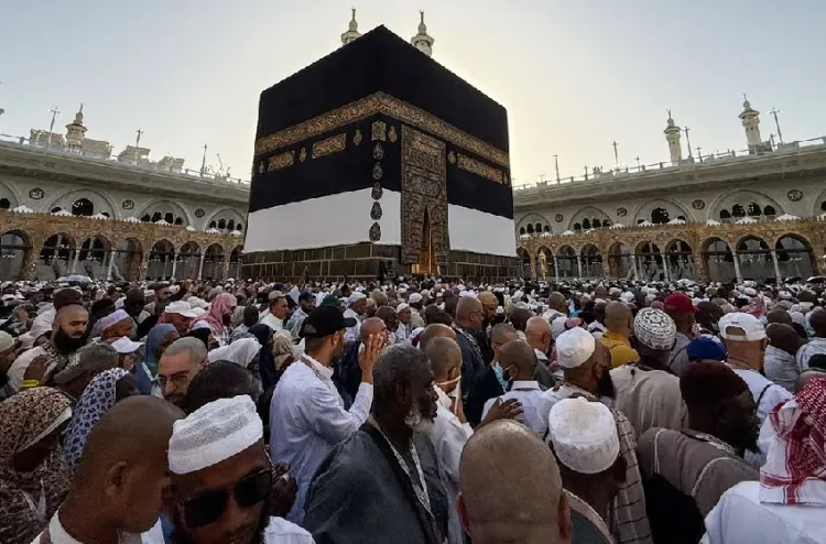 حجاج بيت الله الحرام يؤدون طواف الوداع في ختام مناسكهم