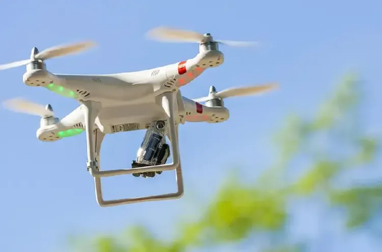 الهجمات الإيرانية: الإمارات تحظر تشغيل الطائرات بدون طيار والرياضية الخفيفة