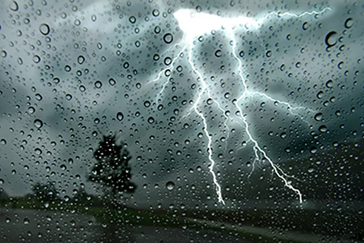 نشرة إنذارية : زخات رعدية قوية اليوم الأحد بعدد من مناطق المملكة المغربية