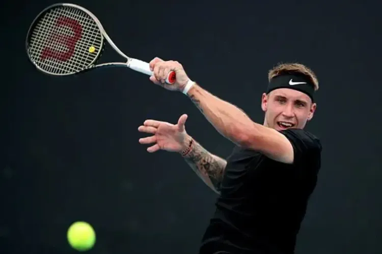 أليكس مولكان يخلق مفاجأة في جائزة الحسن الثاني الكبرى لكرة المضرب