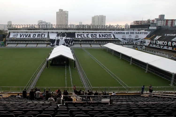 جثمان بيليه يصل ملعب سانتوس والجماهير تستعد لإلقاء نظرة الوداع