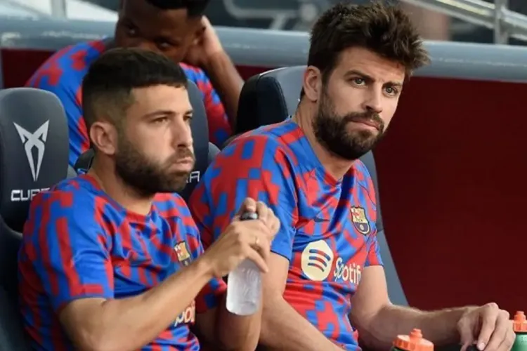 مدافع برشلونة جيرارد بيكيه يعلن اعتزاله عن 35 عاما