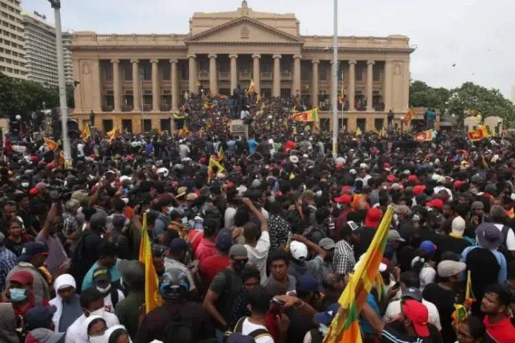 رئيس الوزراء السريلانكي يدعو إلى اجتماع حكومي عاجل