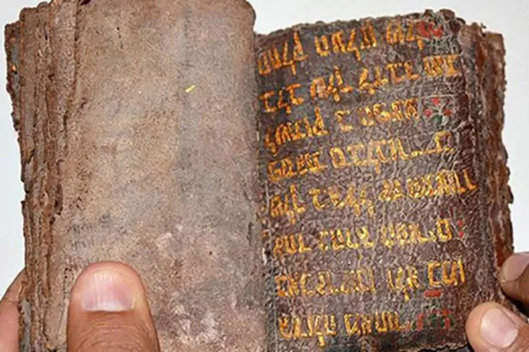 عمرها 700 عام.. ضبط نسخة توراة أصلية مهربة من سوريا