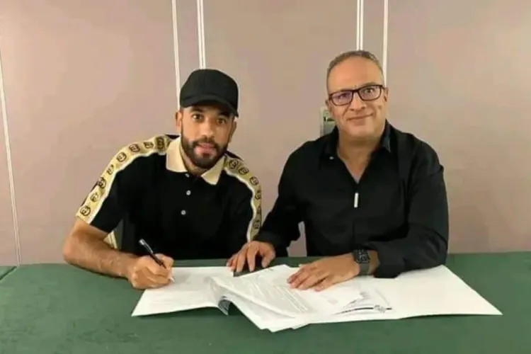 أنس الزنيتي يجدد عقده رفقة الرجاء الرياضي