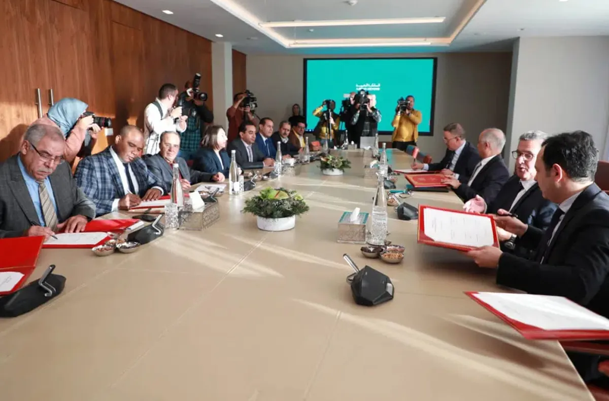 Signature d'un accord entre le gouvernement et les centrales syndicales ...