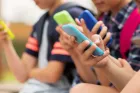 L'interdiction du téléphone portable au lycée, mesure phare de la rentrée en France