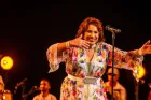 Najat Aâtabou chante l’amour et la vie à Hammamet devant un public tunisien admiratif