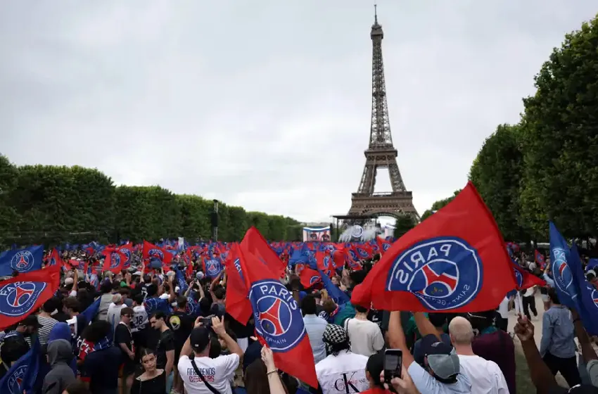 A Paris, les membres de l'équipe du PSG accueillis en héros
