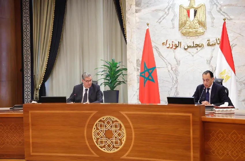 Le Maroc et l’Égypte sont déterminés à renforcer leurs relations historiques solides, dans le cadre d’une volonté commune d’approfondir la coopération bilatérale dans plusieurs domaines, a affirmé, lundi au Caire, le chef du gouvernement, Aziz Akhannouch.  Dans une déclaration à la presse en marge de la 1ère session du Comité maroco-égyptien de coordination et de suivi, M. Akhannouch a indiqué que ces relations distinguées entre les deux pays bénéficient de l’attention particulière de Sa Majesté le Roi Mohammed VI, soulignant l’engagement des gouvernements des deux pays à préserver ces liens et à les promouvoir et ce, au service des intérêts des deux peuples frères.  Il a ajouté que cette réunion vise essentiellement à renforcer l’intégration économique entre le Maroc et l’Égypte, mettant en avant l’importance de développer les mécanismes de coopération afin de garantir à l’avenir des échanges fructueux dans les domaines commercial, industriel et culturel.  M. Akhannouch et son homologue égyptien, Moustafa Madbouli, ont coprésidé, lundi au Caire, les travaux de la première session du Comité de coordination et de suivi Maroc-Egypte.  Cette réunion a été marquée par des entretiens entre MM. Akhannouch et Madbouli, ainsi que par des rencontres bilatérales entre les ministres marocains et leurs homologues égyptiens, en plus de la signature d’une série de mémorandums d’entente et d’accords de coopération entre les deux pays dans plusieurs secteurs vitaux.  M. Akhannouch conduisait une délégation comprenant le ministre des Affaires étrangères, de la Coopération africaine et des Marocains Résidant à l’Etranger, Nasser Bourita, la ministre de l’Economie et des Finances, Nadia Fettah, le ministre de l'Equipement et de l'Eau, Nizar Baraka et le ministre de l'Agriculture, de la Pêche maritime, du Développement rural, de l'Eau et des Forêts, Ahmed Bouari.  La délégation comprenait aussi le ministre de l'Industrie et du Commerce, Riad Mezzour, le ministre de la Jeunesse, de la Culture et de la Communication, Mohamed Mehdi Bensaid, le ministre délégué chargé de l’Investissement, de la Convergence et de l’Evaluation des Politiques publiques, Karim Zaidan, ainsi que l’ambassadeur du Royaume au Caire, Mohamed Aït Ouali. déterminés à renforcer leurs relations historiques (M. Akhannouch)