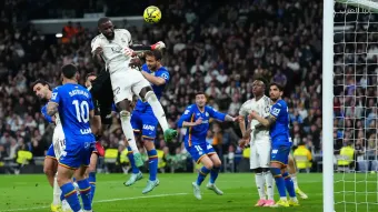 Liga: battu à domicile, le Real Madrid se laisse distancer par le Barça