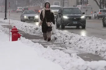 Tempête hivernale aux USA : près de 350.000 foyers sans électricité, des milliers de vols annulés ou retardés