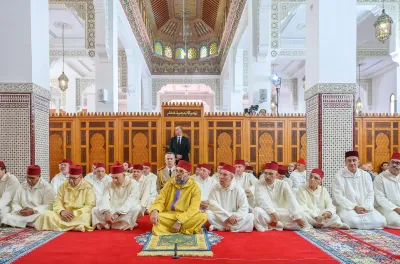 SM le Roi, Amir Al Mouminine, accomplit la prière du vendredi à la mosquée Al Hadi à Salé