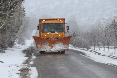Ifrane : Les services du ministère de l'Equipement à pied d’œuvre pour le déneigement des routes