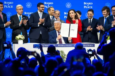 Sur Instruction de SM le Roi Mohammed VI, Président du Comité Al-Qods, M. Nasser Bourita procède à Davos à la signature de la Charte constitutive du Conseil de Paix