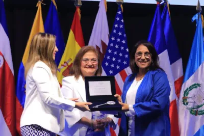 La présidente du CNDH reçoit les clés de la capitale salvadorienne