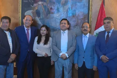 Une délégation de la Chambre des conseillers s'entretient avec la nouvelle présidente du Parlement andin