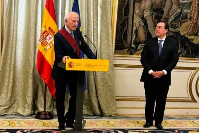 Espagne : M. Azoulay reçoit la Grande Croix de l'Ordre d'Alphonse X le Sage des mains de M. Albares