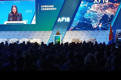 Fluidité, solidité et libération des énergies : un triptyque pour un avenir où la finance devient un levier puissant du développement durable en Afrique (Mme Fettah)