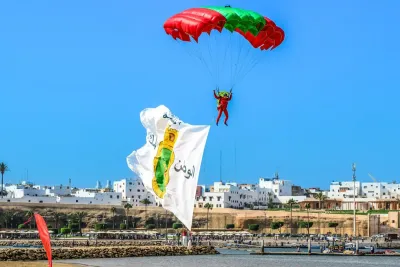 Fête du Trône 2024: le public impressionné par des sauts d’exhibition exécutés par des parachutistes au Bouregreg