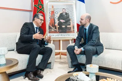 Le Chef du gouvernement s’entretient à Paris avec le ministre français de l'Europe et des Affaires étrangères