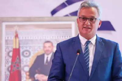 Nouveau dispositif de soutien aux TPME : 89 projets approuvés pour 1,28 MMDH (M. Zidane)Un total de 89 projets d’investissement, portant sur plus de 1,28 milliard de dirhams, ont été approuvés dans le cadre du dispositif de soutien aux très petites, petites et moyennes entreprises (TPME), lancé il y a un mois et demi, a annoncé, lundi à la Chambre des représentants, le ministre délégué chargé de l’Investissement, de la Convergence et de l’Évaluation des politiques publiques, Karim Zidane. En réponse à une question orale sur " les mécanismes de soutien à l’entreprise et la promotion de l’investissement ", M. Zidane a précisé que ces projets devraient permettre la création d’environ 5.000 emplois, ajoutant qu’au rythme actuel de mise en œuvre, ce segment d’entreprises pourrait générer près de 40.000 emplois par an.  Le gouvernement poursuit le déploiement du dispositif de soutien aux entreprises, combinant soutien de base et appui ciblé aux entreprises à caractère stratégique, ainsi qu’aux TPME, a-t-il souligné, rappelant que ces mécanismes ont insufflé une dynamique sans précédent à l’investissement au Maroc. Par ailleurs, répondant à une question orale sur " l’amélioration du climat des affaires", le ministre a relevé que 98% des initiatives prévues dans la feuille de route pour l’amélioration du climat des affaires 2022–2026 ont été lancées, avec un taux d’exécution global de 67%.  Et de poursuivre que l'objectif est d’atteindre 100% de réalisation et de finaliser les initiatives restantes au cours de l’année en cours, afin d’achever la mise en œuvre de cette feuille de route.  Parallèlement, il a soulevé que cette feuille de route traduit la volonté du gouvernement de renforcer la coordination entre les différents acteurs de l'écosystème de l'investissement, tout en simplifiant les procédures et en améliorant la qualité des services offerts aux entreprises et porteurs de projets.  Dans cette dynamique, M. Zidane a indiqué que les opérations de préparation, d’étude, d’approbation, de mise en œuvre et de décaissement des subventions pour les projets de moins de 250 millions de dirhams ont été déléguées au niveau régional afin d’accélérer la prise de décision, notant que les centres régionaux d’investissement ont été chargés de superviser le déploiement du dispositif de soutien dédié aux TPME.