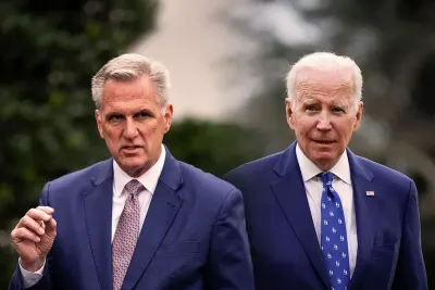 Biden appelle la Chambre des représentants à élire rapidement un président après la destitution de McCarthy